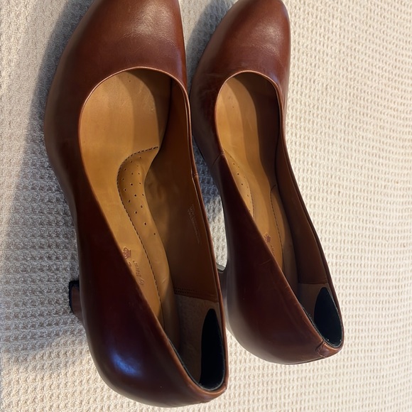 Brown pumps, size 9M, 3 in heel - Picture 2 of 9